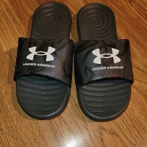 Women's size 10 UA slides